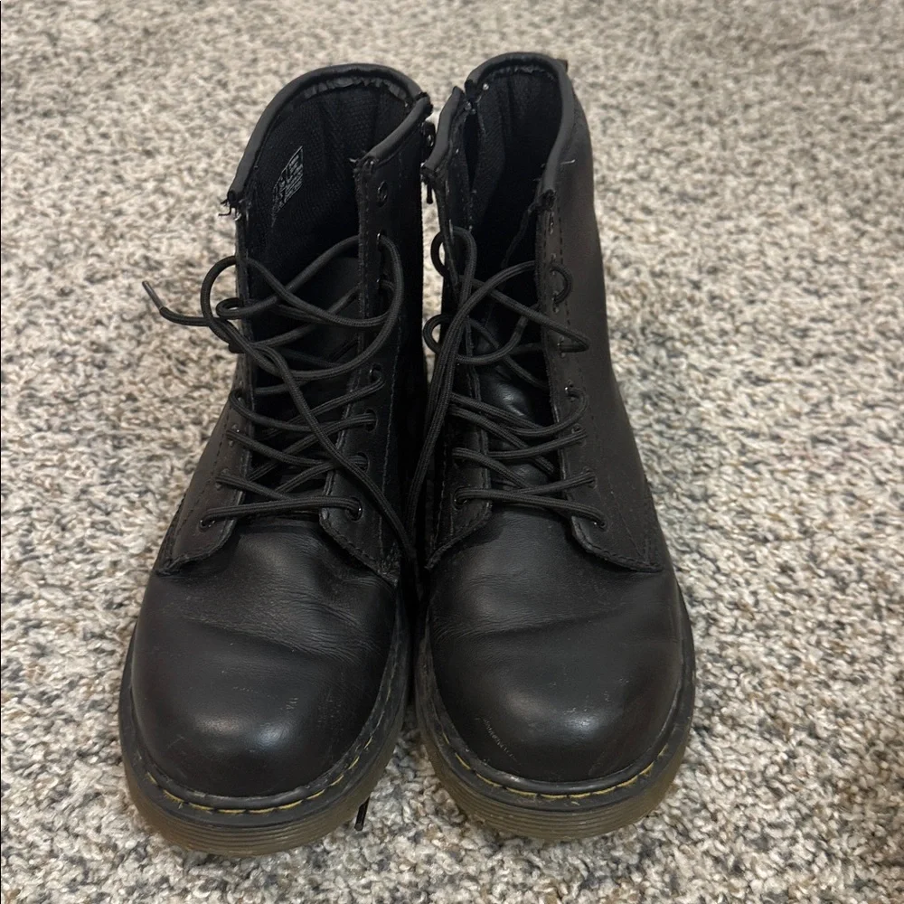 DR. MARTENS AIR WALK delaney KIDS SIZE 4